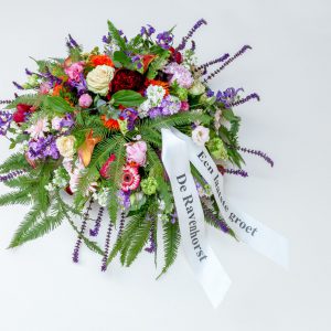 rouwbloemstuk met linten