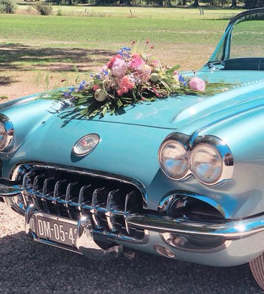 bruiloft auto bloemen